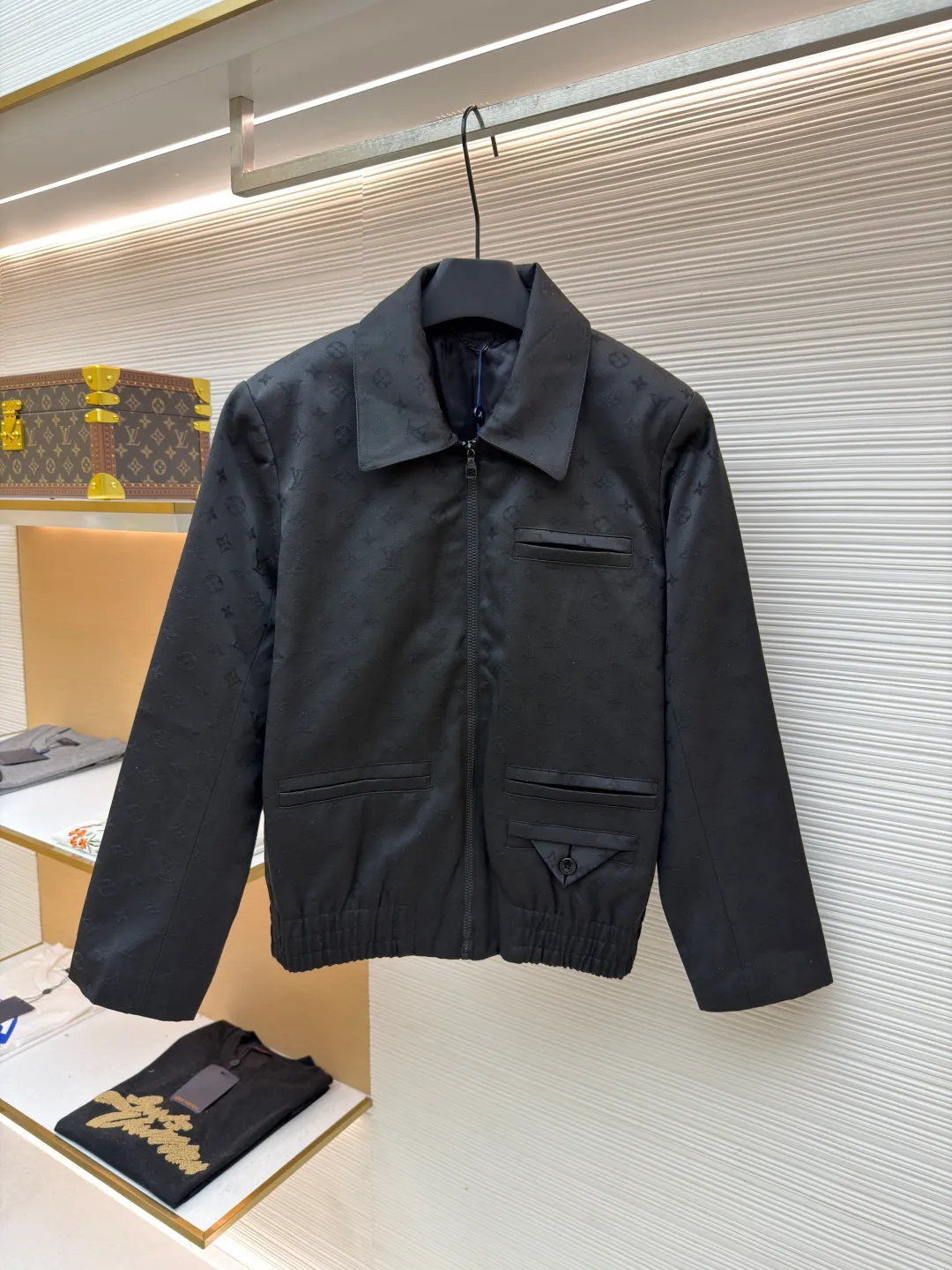 LOUIS VUITTON jacquard cotton wool tunic jacket ●Original version: Purchased and developed for 27100 ●Item number: 1681668-C30 ●Fabric: wool fabric ●Technology: jacquard production ●Color: black ●Version: fitted version ●Weight: about 880 grams ●Size: 46-48-50-52 ●Description: Made of 100% wool, custom-woven products, starting from 1000 meters. The zipper adopts train pull teeth, and the brand logo is laser engraved on the logo resin slider. Buttons are custom-made with metal electroplating and color spraying. The fabric is made of jacquard, imported multi-gauge custom weaving, and it takes 40 minutes to weave one cubic meter. The lining is made of 100% Tencel custom-woven jacquard logo. Every detail is restored 1:1 to the original version. Clean tailoring meets modern style in this belted jacket. Sheep wool creates a classic silhouette, while all-over Monogram jacquard adds subtle texture. The elastic waist gives it a sporty look, and welt pockets add a formal touch. The overall wiring is straight and delicate, the fabric is comfortable and soft, and the color is consistent without color difference. It can be matched with the same style to create a fashionable look and control various occasions. Customized accessories, complete with three standards, same style for men and women!